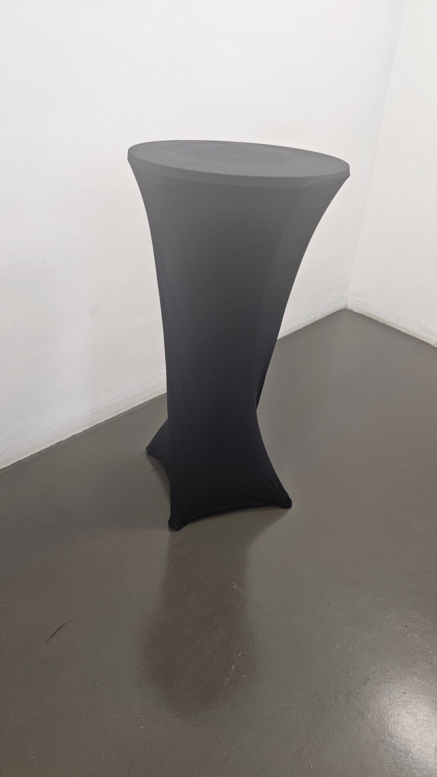 Stehtisch mit schwarzer Husse