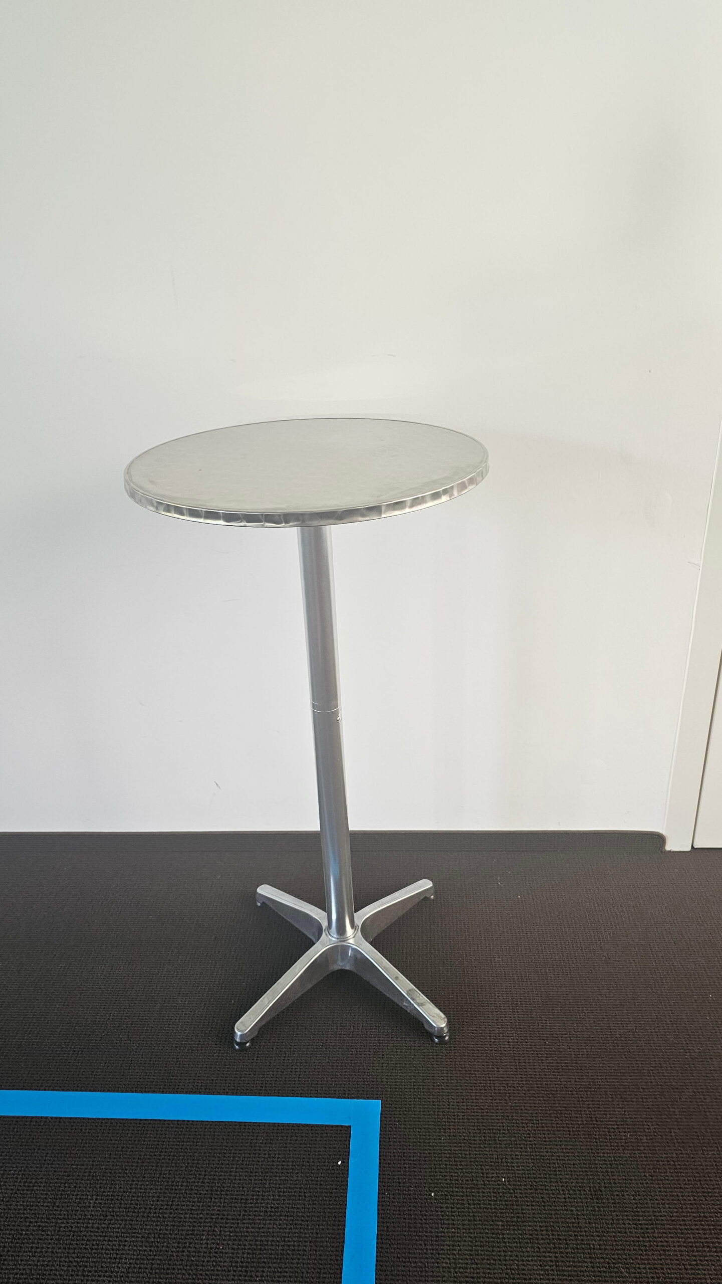 Stehtisch aus Aluminium ohne Husse