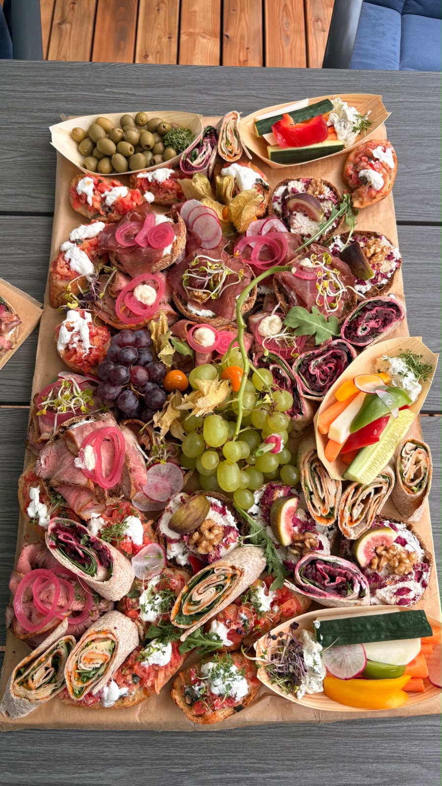 Platte mit Snacks und Fingerfood von Mittags:Pause – Wraps, belegte Brötchen, Oliven und Gemüse